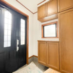 【玄関】採光部分の広い大きな玄関ドアが、玄関を明るく彩ります♪(玄関)