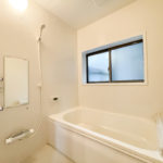 【浴室】窓付きで湿気がたまりやすい浴室もしっかり換気出来ます。(風呂)