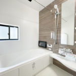 【浴室】光沢のあるブラウンのアクセントパネルが高級感を演出する浴室です♪(風呂)