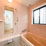 【浴室】白を基調とした室内とは一転、ブラウンの壁で高級感溢れる浴室です。1日の疲れを癒す空間にぴったりですね♪(風呂)