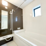【浴室】木目調のデザインが落ち着いた雰囲気を作り出し、毎日の疲れを癒してくれます。(風呂)