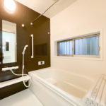 【浴室】ブラウンの大理石調の壁面が癒しの空間を演出致します。(風呂)
