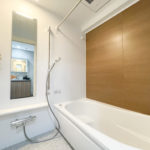 【浴室】水色の壁面で清潔感の溢れる浴室です。(風呂)